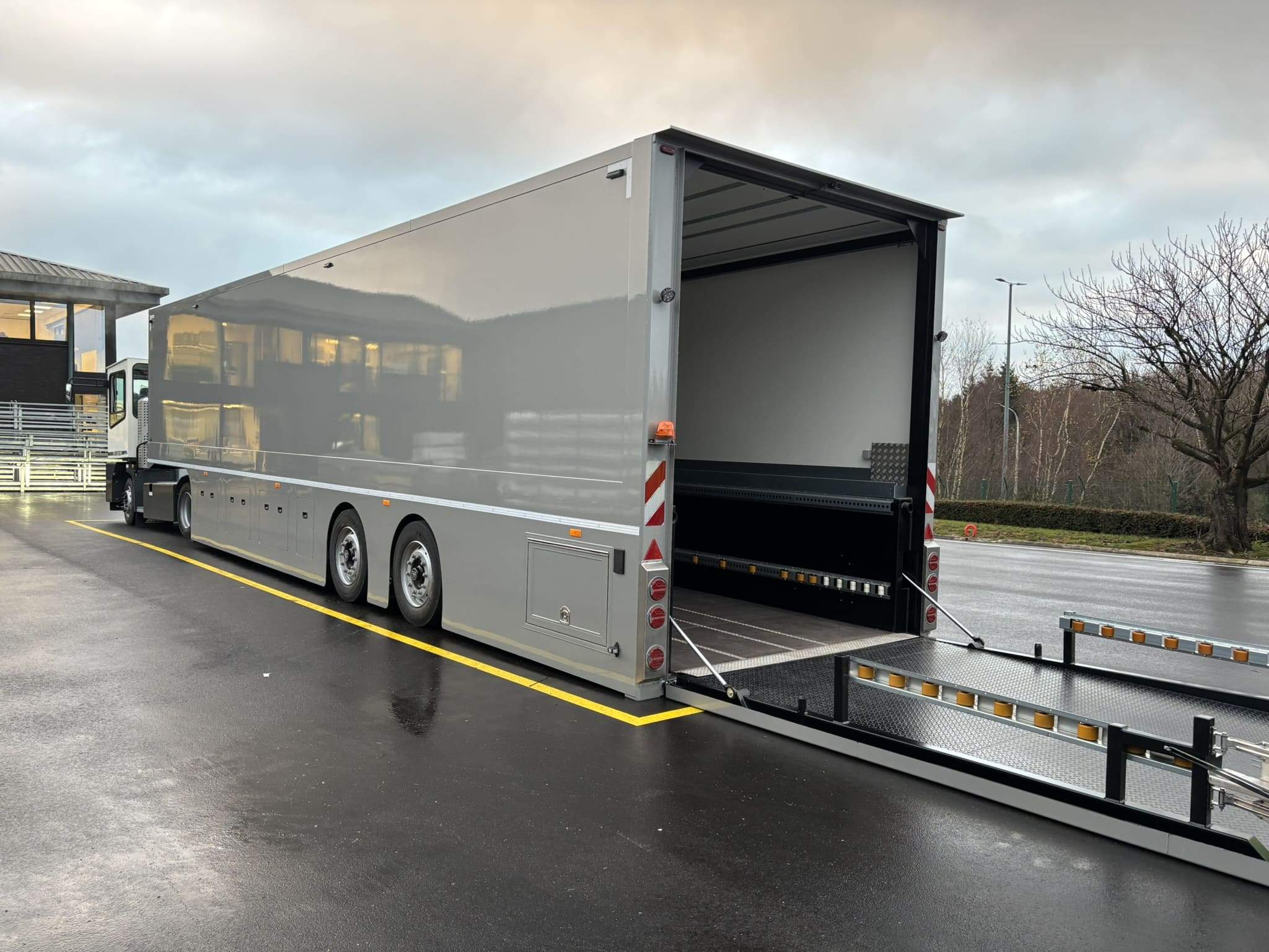 Binnenlader / oplegger met olievering en hydraulische achterklep voor Pierret