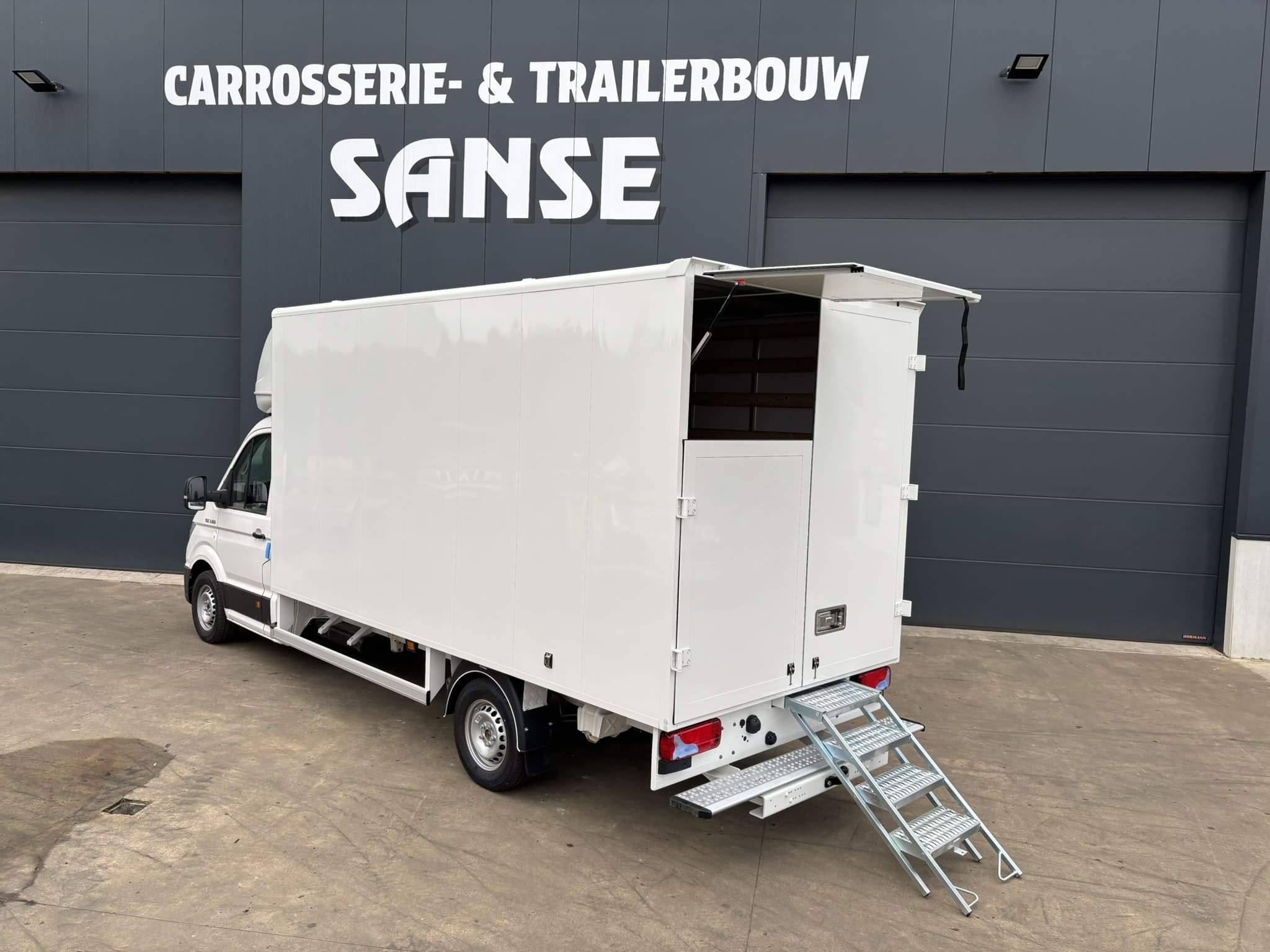 Opbouw meubelbak met scharnierend luik en vaste opstaptrede op MAN TGE