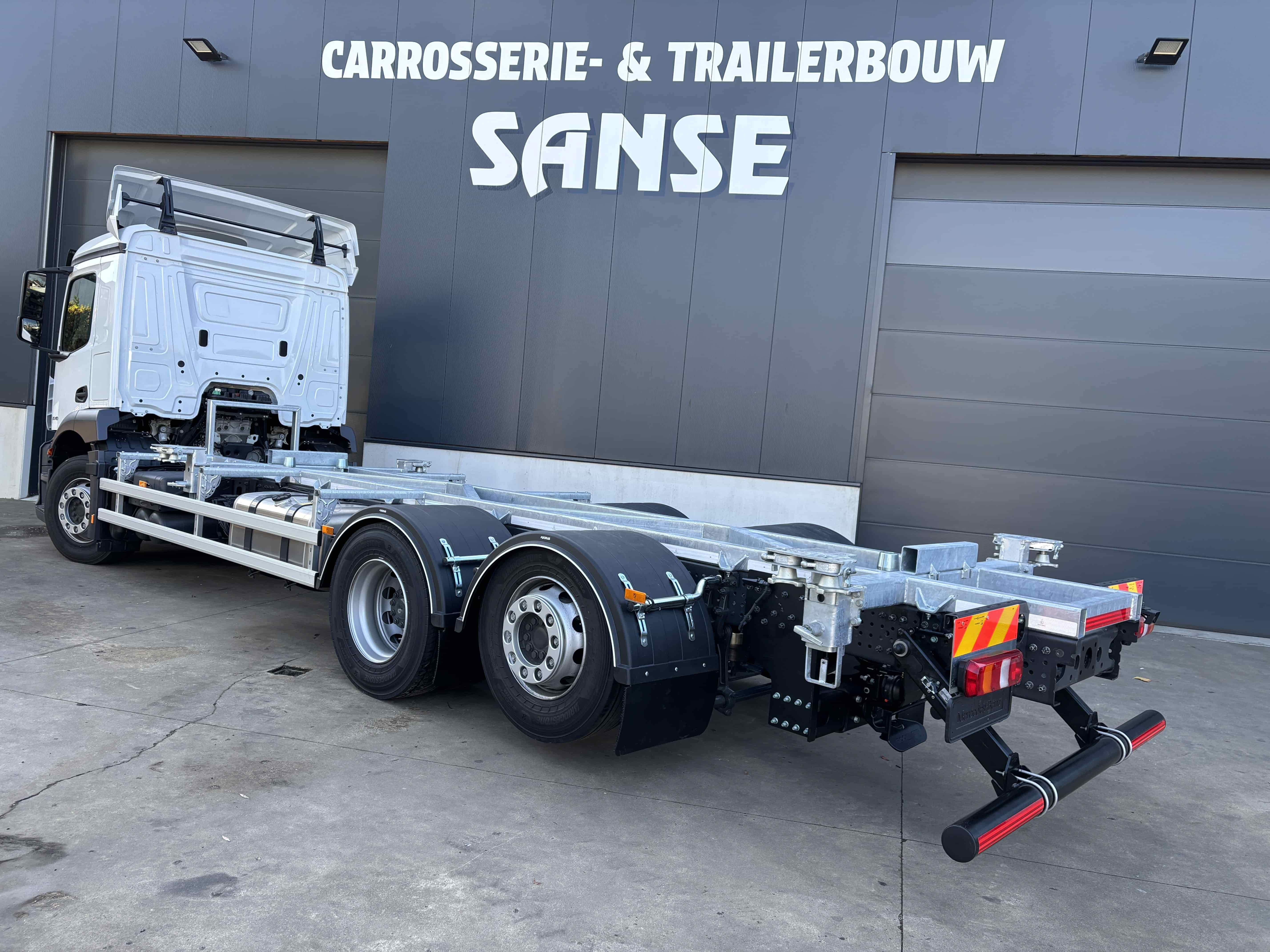 Opbouw van een in hoogte verstelbaar BDF systeem voor containertransport